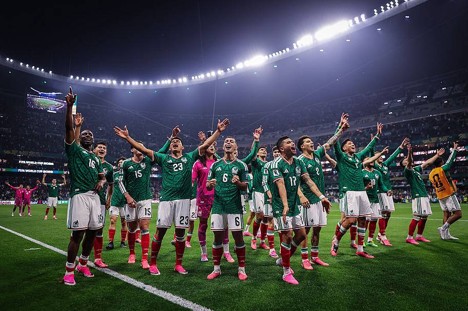 Mexico players celebrating at the azteca. 