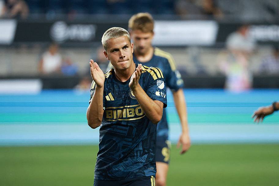 sullivan clapping