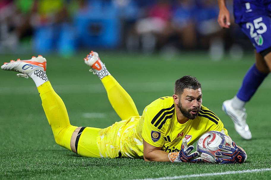 crepeau making a save