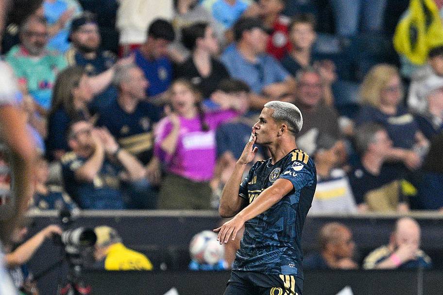 sullivan blowing a kiss