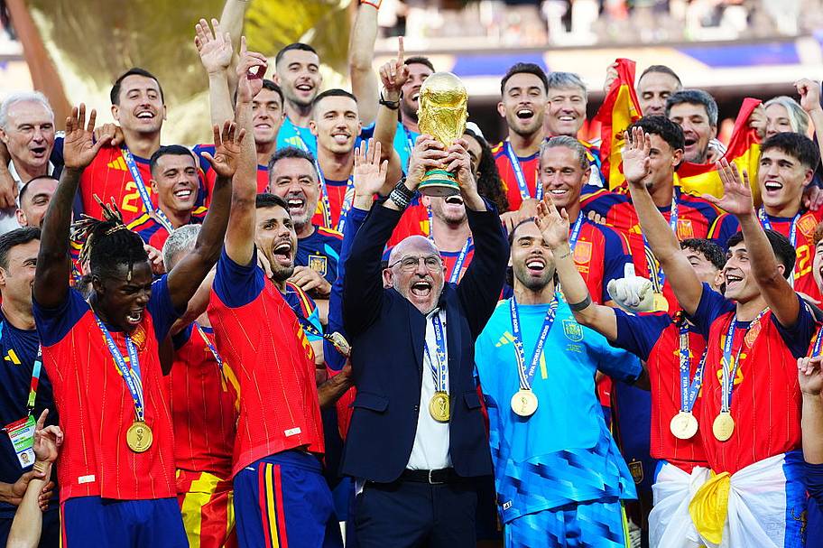 Luis de la Fuente lifting the World Cup title. 