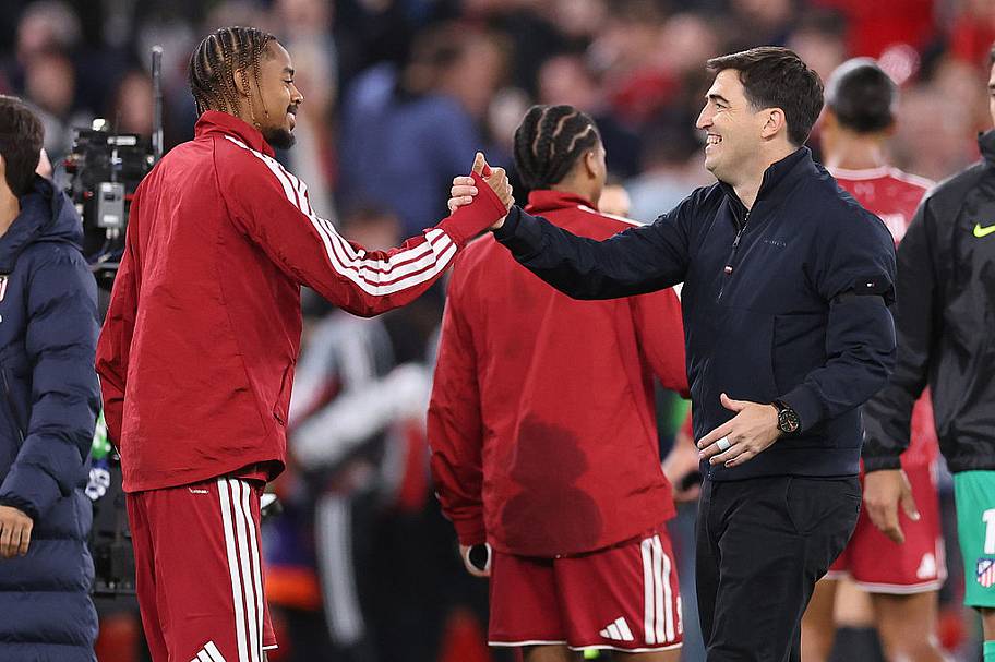 Bradley Barcola and Andoni Iraola shake hands
