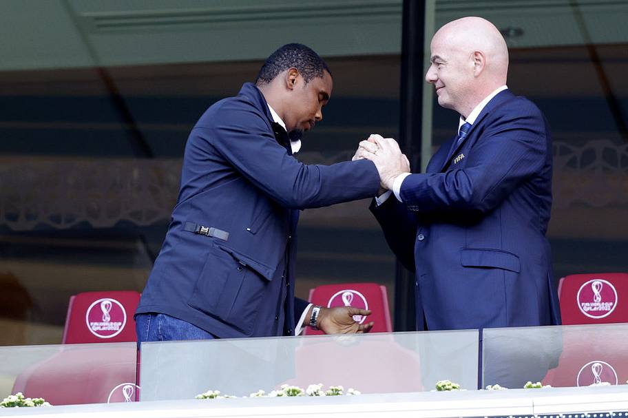 etoo and infantino embracing