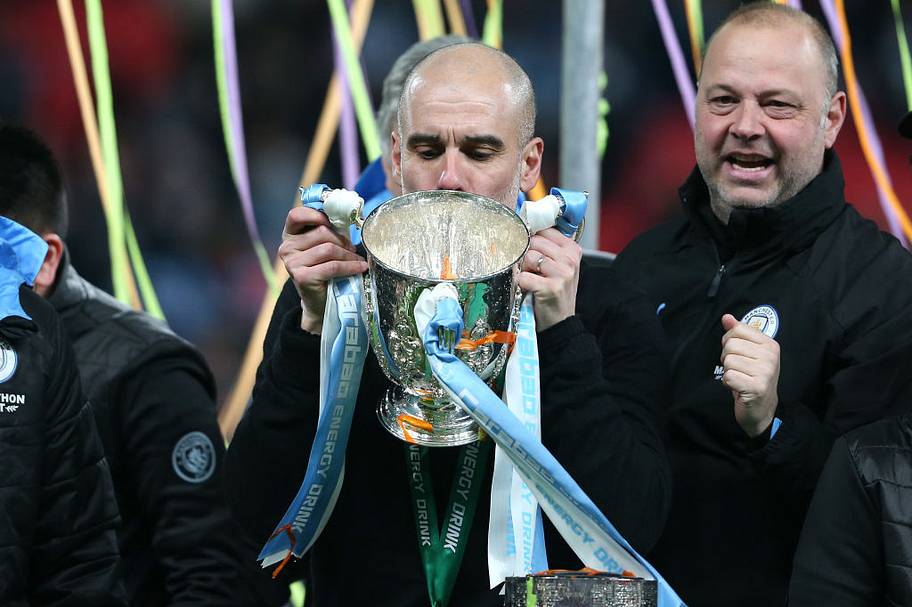 Pep Guardiola kisses Carabao Cup, 2020