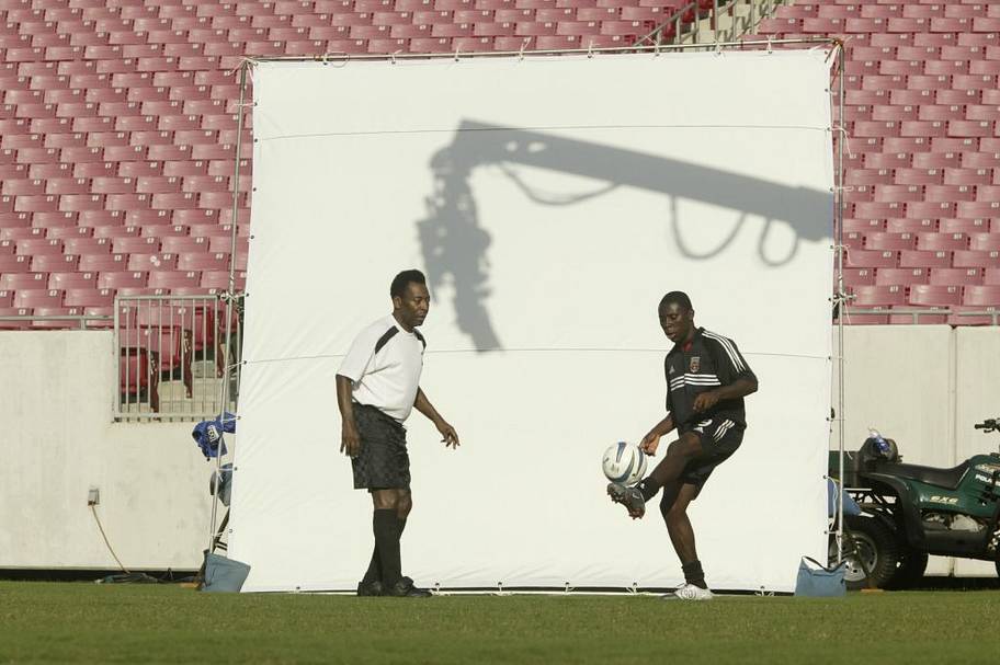 adu and pele juggling the ball on set