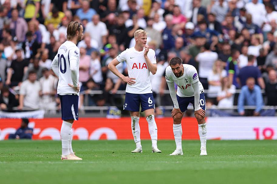 Tottenham players dejected