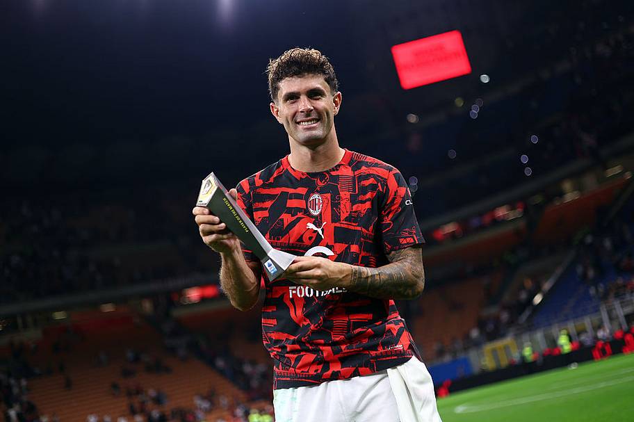 pulisic holding trophy