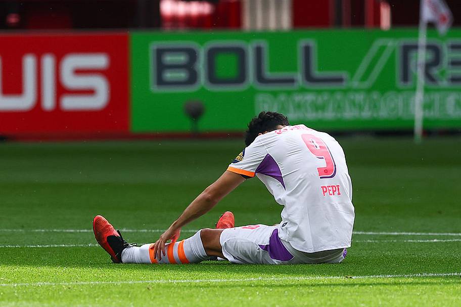 Ricardo Pepi of PSV injured during the Dutch Eredivisie match between FC Twente and PSV at De Grolsch Veste Stadium