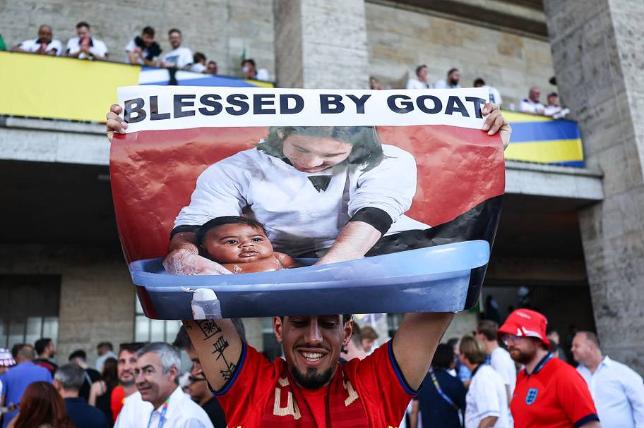 Poster of the iconic picture of Messi bathing Yamal.