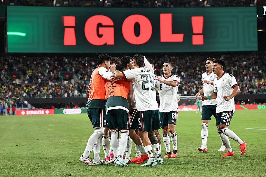 Mexico players celebrarting