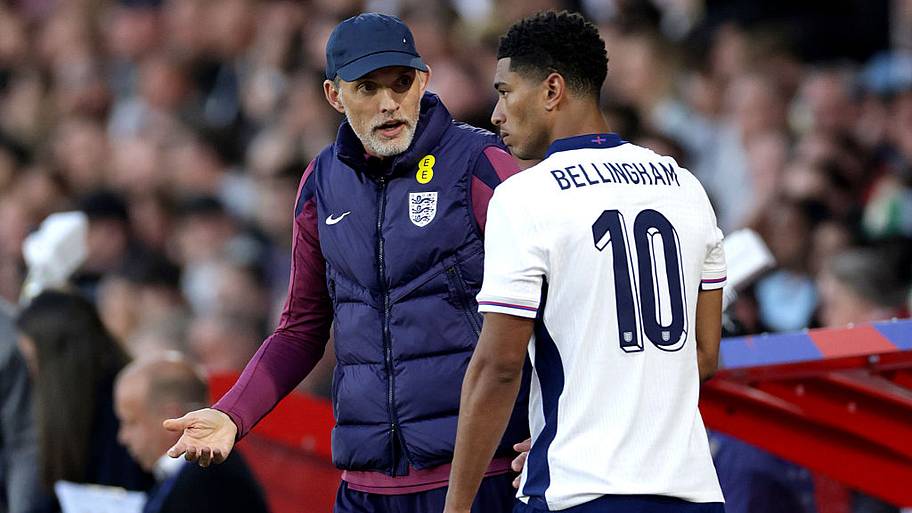 Thomas Tuchel instructs Jude Bellingham during a 2025 England match.