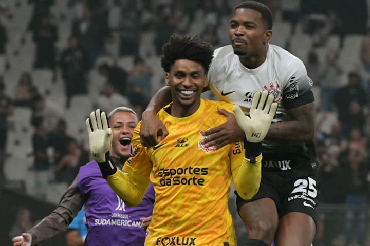 Hugo Souza e Cacá,do Corinthians