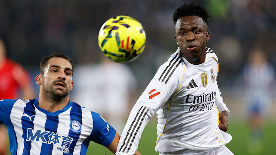 Vinícius Junior battles for the ball against Alavés