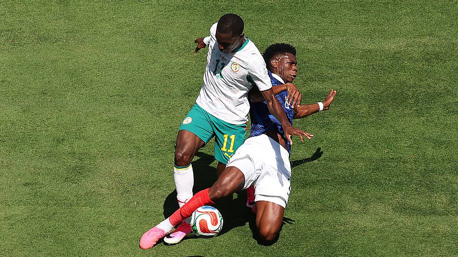 Nicolas Jackson dribbling