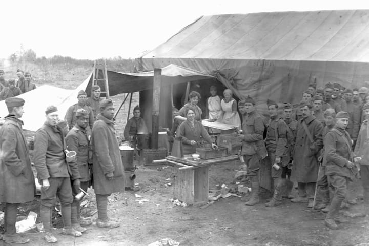 Salvation Army workers giving fresh doughnuts to soldiers. Varennes-en-Argonne, France Oct 12, 1918