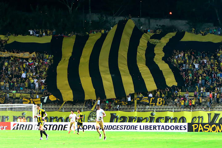 Festa da torcida do Deportivo Táchira no Pueblo Nuevo