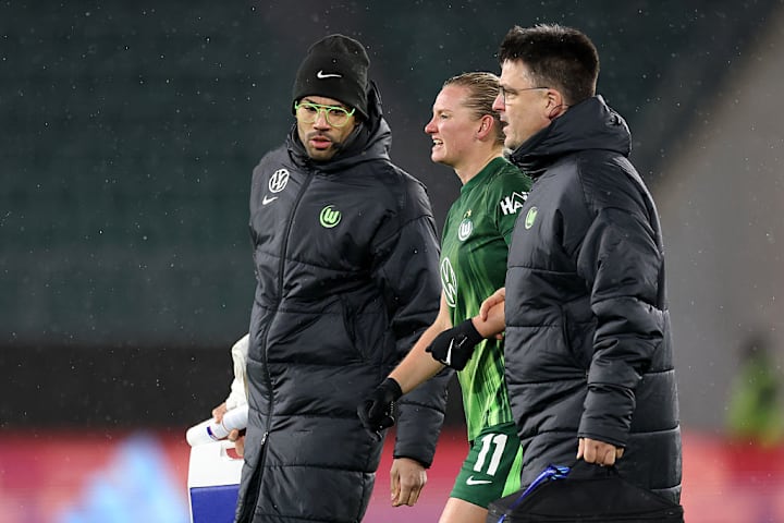 Musste nach kurzer Behandlung verletzt vom Feld: Alexandra Popp