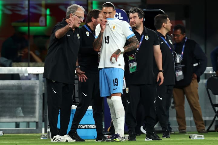 Marcelo Bielsa e Darwin Nuñez, da seleção do Uruguai durante a Copa Améric