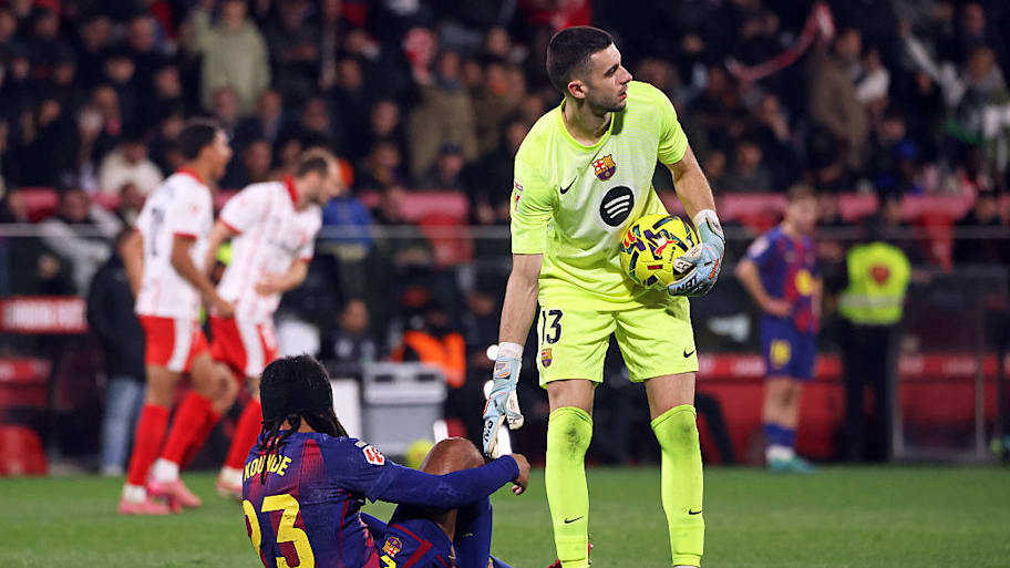 Jules Koundé helped up vs. Girona