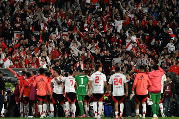 FBL-LIBERTADORES-RIVER-COLOCOLO-FANS
