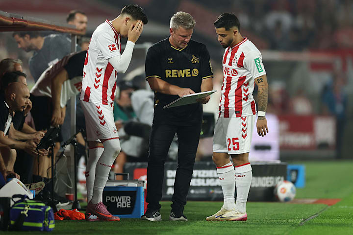 Ein seltener Anblick: Jusuf Gazibegovic (rechts im Bild) wird von Trainer Lukas Kwasniok (mittig) eingewechselt