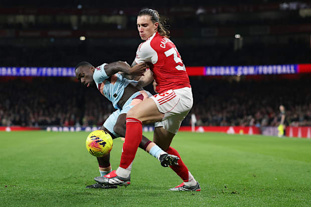 ริคคาร์โด้ คาลาฟิโอรี่ แย่งชิงลูกบอล