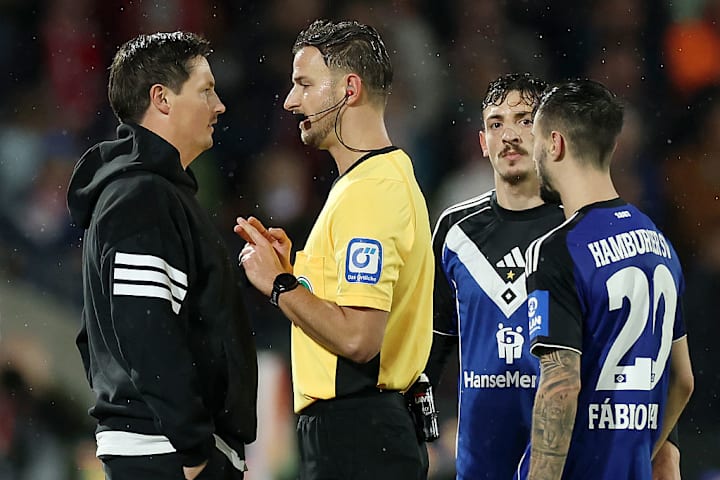 Schiri Daniel Schlager im Austausch mit HSV-Coach Merlin Polzin