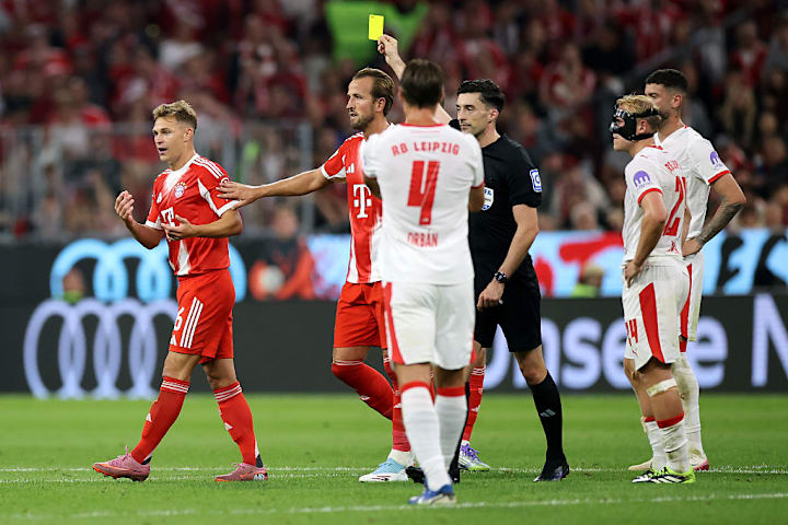 Joshua Kimmich holte sich nach intensivem Gespräch mit Schiri Badstübner die gelbe Karte ab