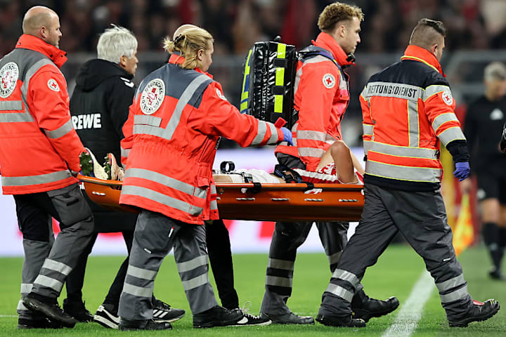 Timo Hübers musste mit einer Trage vom Feld gebracht werden