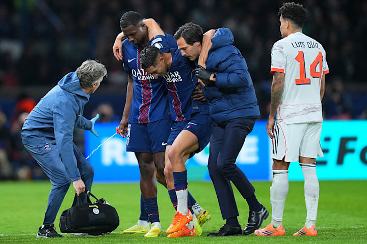 Nach dem Diaz-Foul muss Achraf Hakimi verletzt vom Feld gebracht werden