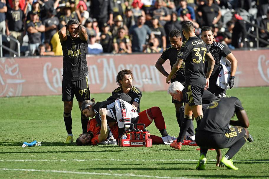 crepeau with broken leg on pitch