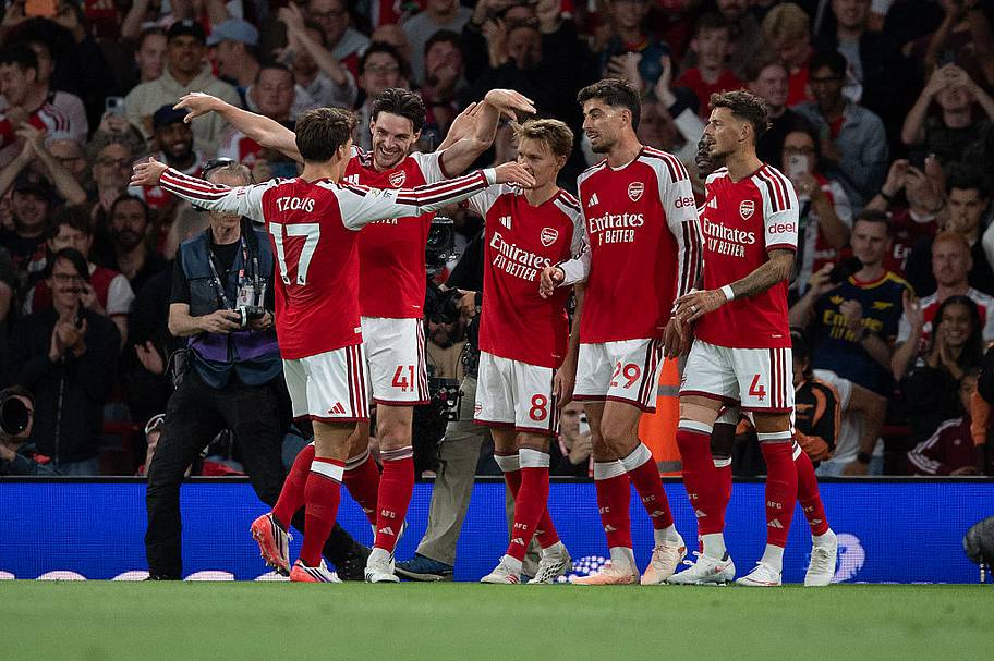 Arsenal players celebrate