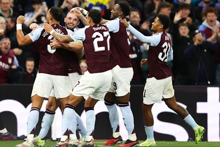 Jogadores do Aston Villa comemoram gol contra o Bologna 