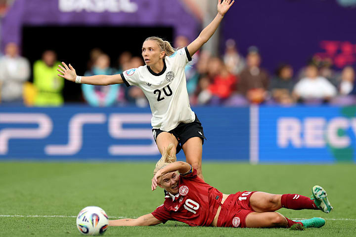 Elisa Senss, Janni Thomsen