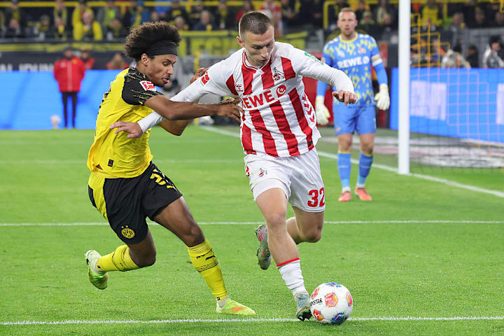 Kristoffer Lund im Zweikampf mit Karim Adeyemi