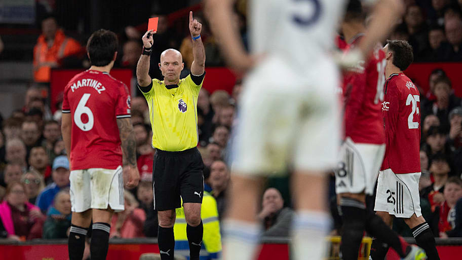 Lisandro Martinez gets sent off vs. Leeds Utd