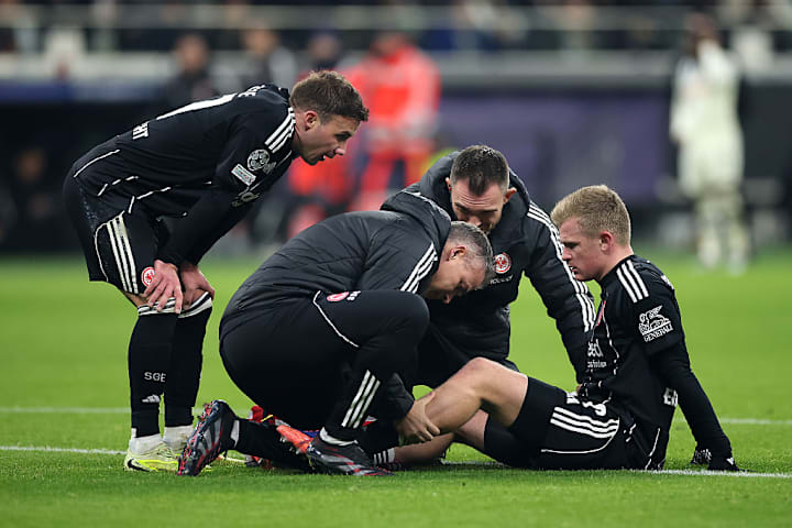 Jonathan Burkardt verletzt am Boden