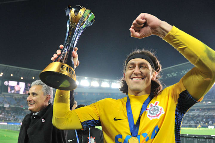 Cássio com o troféu do Mundial de Clubes 