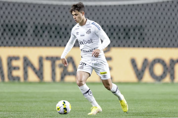 Vinicius Zanocelo jogando bola com a camisa do Santos