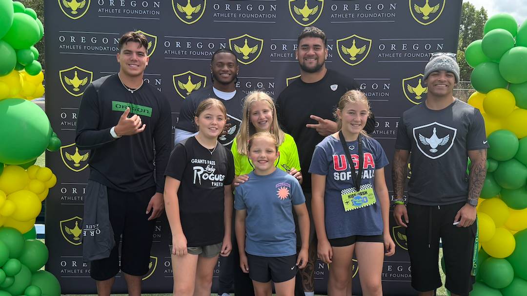 Oregon Ducks Trey McNutt, Kawika Rogers, Dayton Raiola, Ziyare Addison create lasting memories for Grants Pass Kids at the annual "Kids Dash" Oregon Ducks Trey McNutt, Kawika Rogers, Dayton Raiola, Ziyare Addison create lasting memories for Grants Pass Kids at the annual "Kids Dash"