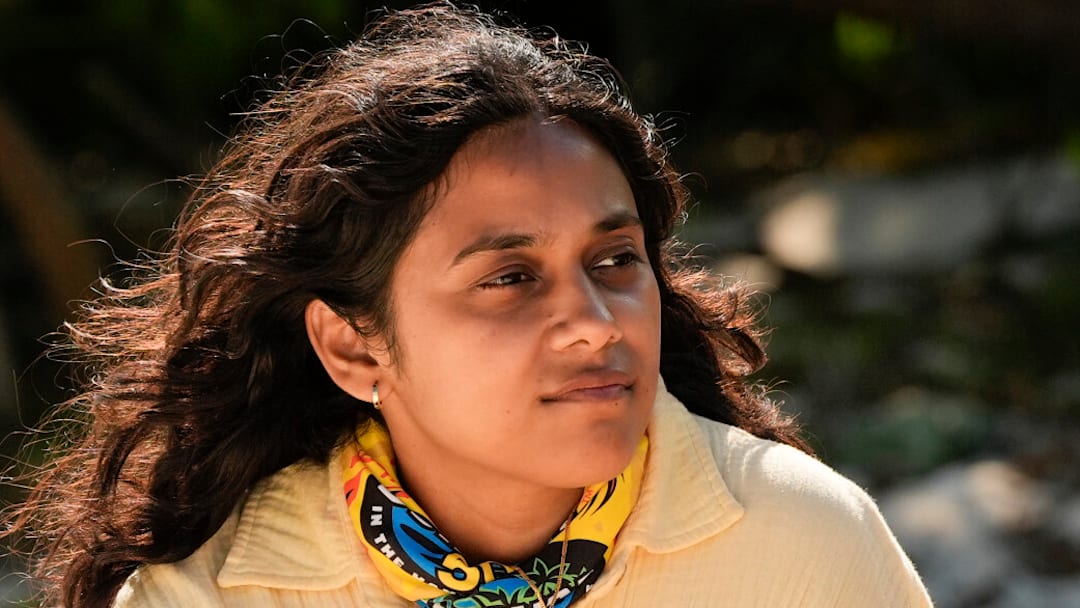 “The Blood Moon” – A mysterious boat arrives delivering an exciting message, “Drop your buffs!” A mad dash ensues when castaways discover that an advantage is hidden deep in the jungle. This week’s mouthwatering challenge reward lifts spirits, but only briefly. A true Survivor first, the dreaded blood moon leads to a historic tribal council, on SURVIVOR 50. Photo: Robert Voets/CBS ©2025 CBS Broadcasting, Inc. All Rights Reserved.