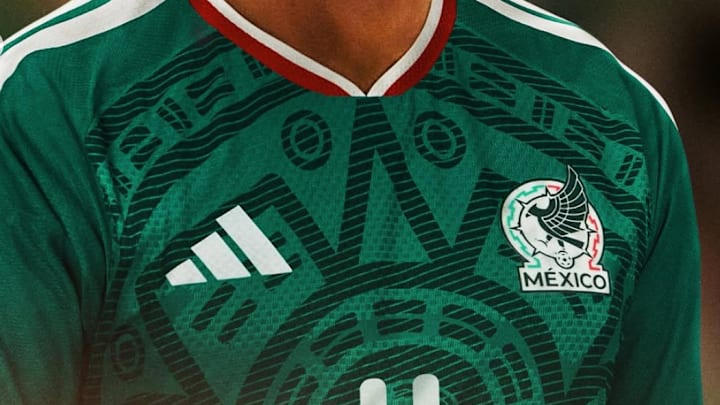 La playera mexicana es de las más vendidas en el Mundo y es uno de los tesoros de las marcas deportivas, tiene contrato con Adidas por tres Mundiales. La playera mexicana es de las más vendidas en el Mundo y es uno de los tesoros de las marcas deportivas, tiene contrato con Adidas por tres Mundiales.