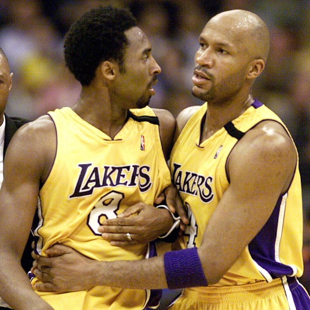 The Los Angeles Lakers Guardian / Lakers, Kobe Bryant, is at the top of the field by his teammate Ron Harper (right) after an altercation with T