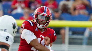 Florida Atlantic quarterback Casey Thompson (11) passes during the second quarter against Monmouth