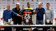 Alex Sandro foi apresentado nesta quinta-feira (5) no Ninho do Urubu.
