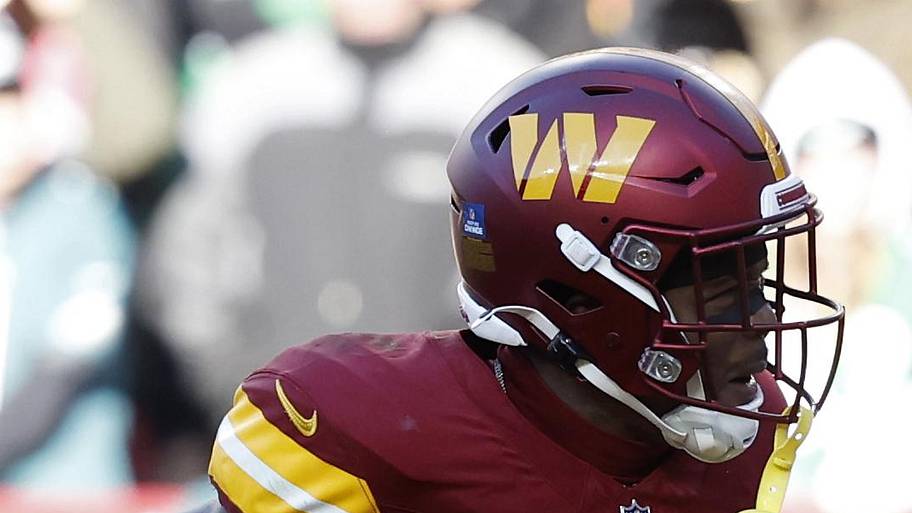 Washington Commanders wide receiver Terry McLaurin (17).