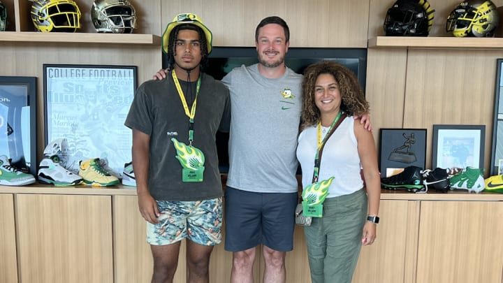 Jonas Williams and his mom pose with Dan Lanning