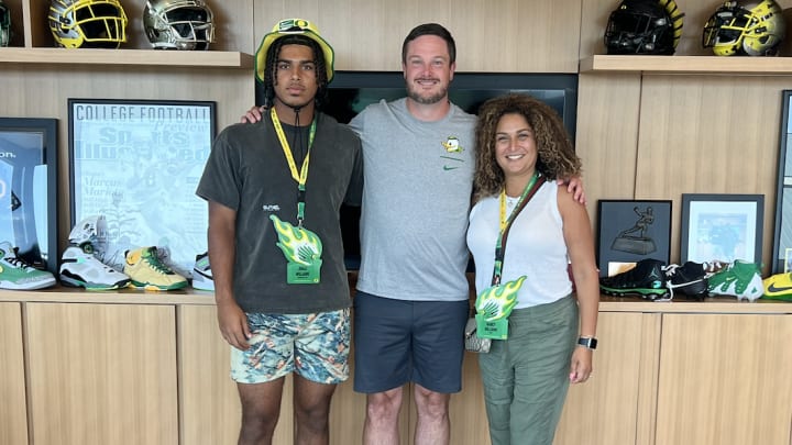 Jonas Williams and his mom pose with Dan Lanning