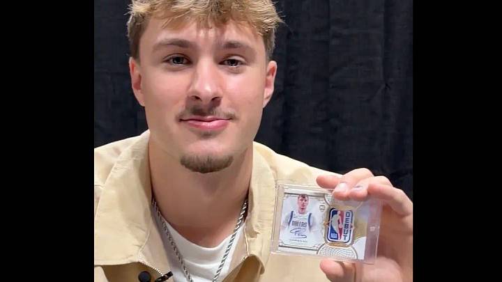 Cooper Flagg firmó su tarjeta de novato «Rookie Debut Patch» con autógrafo de Topps en el Fanatics Fest. Cooper Flagg firmó su tarjeta de novato «Rookie Debut Patch» con autógrafo de Topps en el Fanatics Fest.