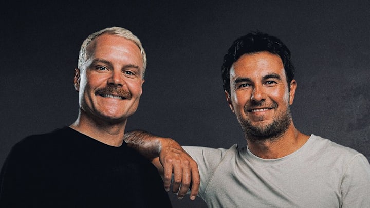 Sergio Pérez sonríe tras ocho meses de espera para anunciar su regreso a la Fórmula Uno; a su lado Valtteri Bottas, su coequipero